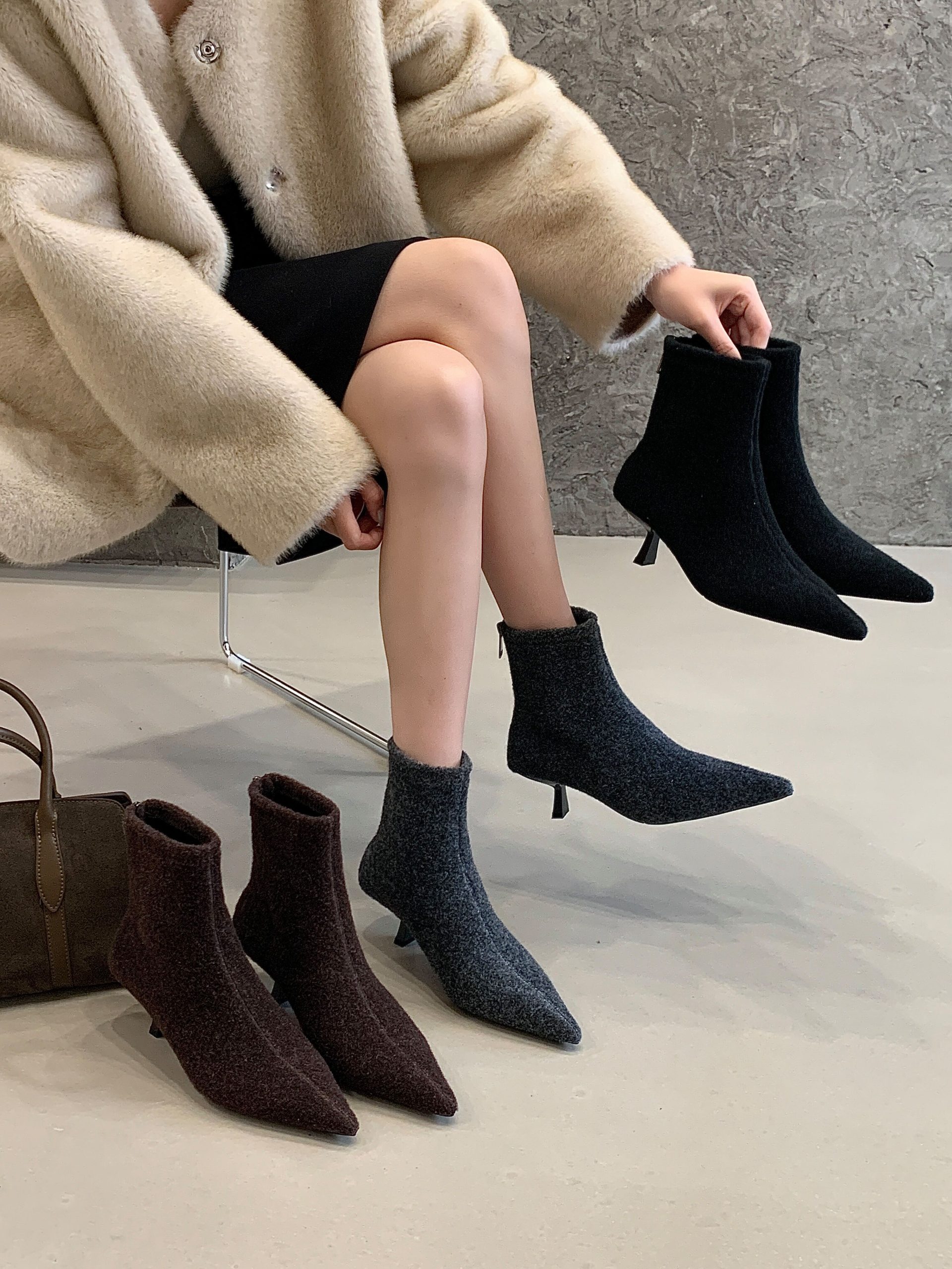 2025 New Winter Pointed Toe French Retro Slim Boots for Women High Heel Plush Lined Fashion Versatile Ankle Boots