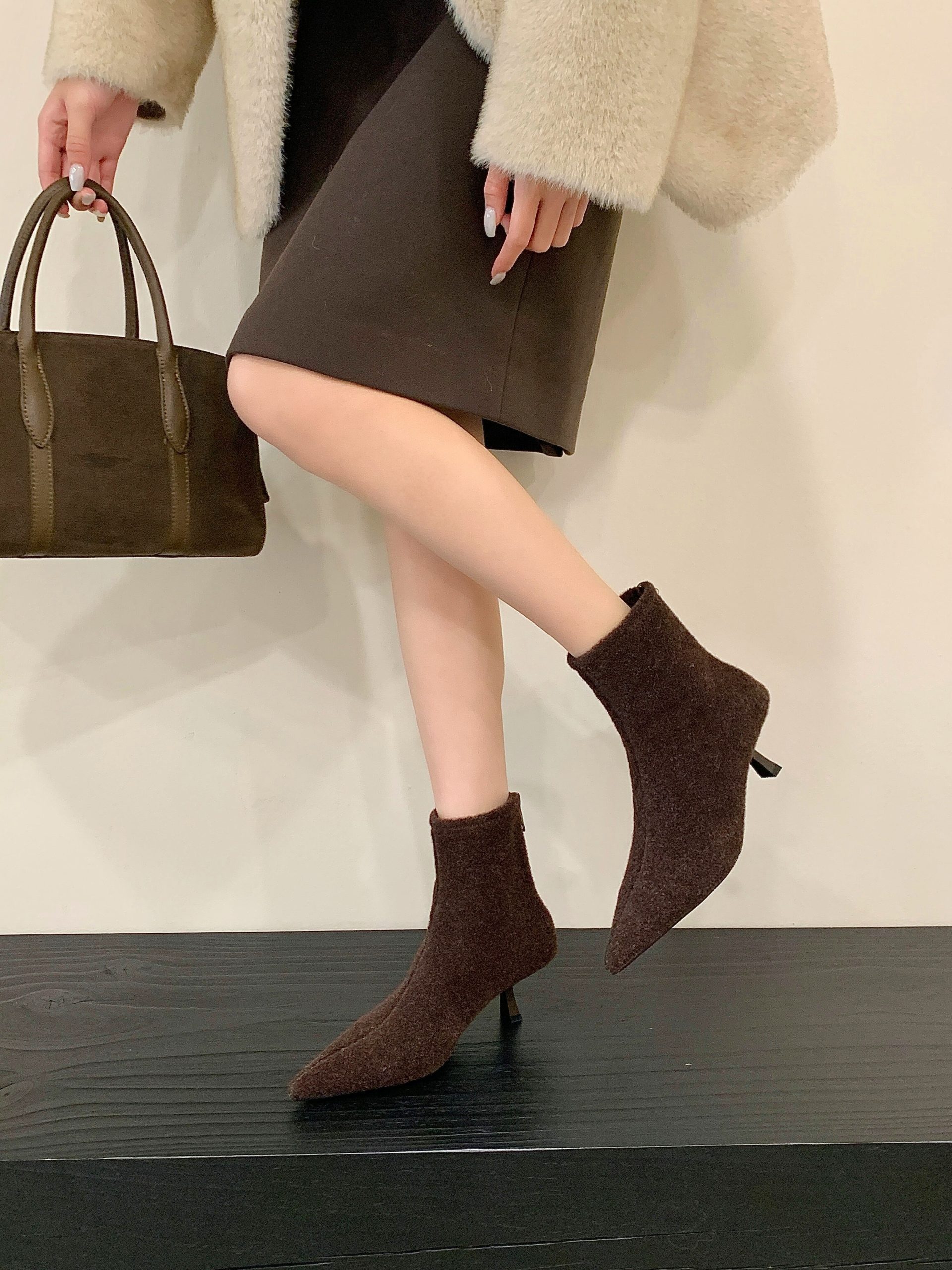 2025 New Winter Pointed Toe French Retro Slim Boots for Women High Heel Plush Lined Fashion Versatile Ankle Boots - Image 2