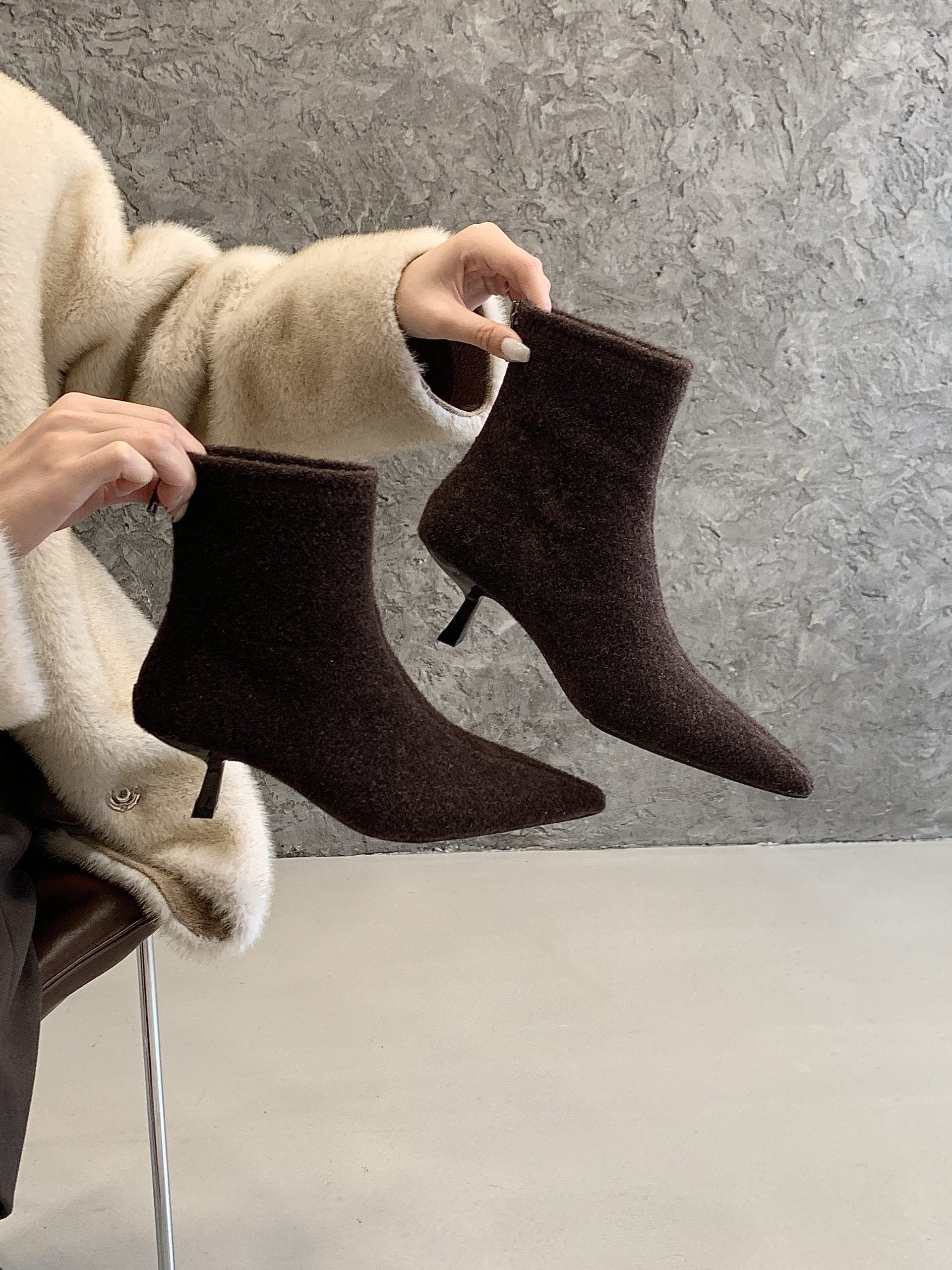 2025 New Winter Pointed Toe French Retro Slim Boots for Women High Heel Plush Lined Fashion Versatile Ankle Boots - Image 3