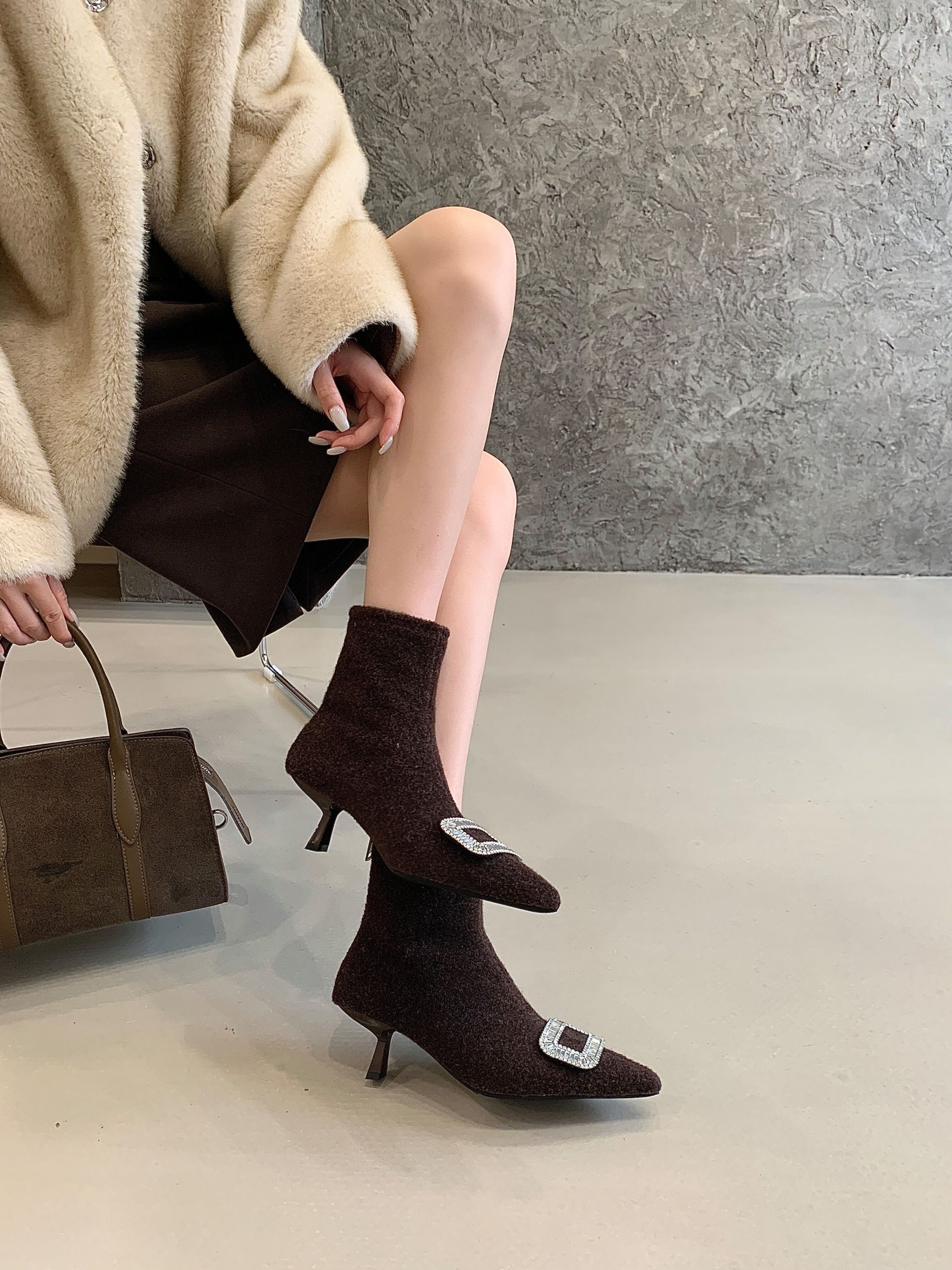 2025 New Winter Pointed Toe French Vintage Slim Boots Women's High Heel Plush Warm Fashion Versatile Ankle Boots