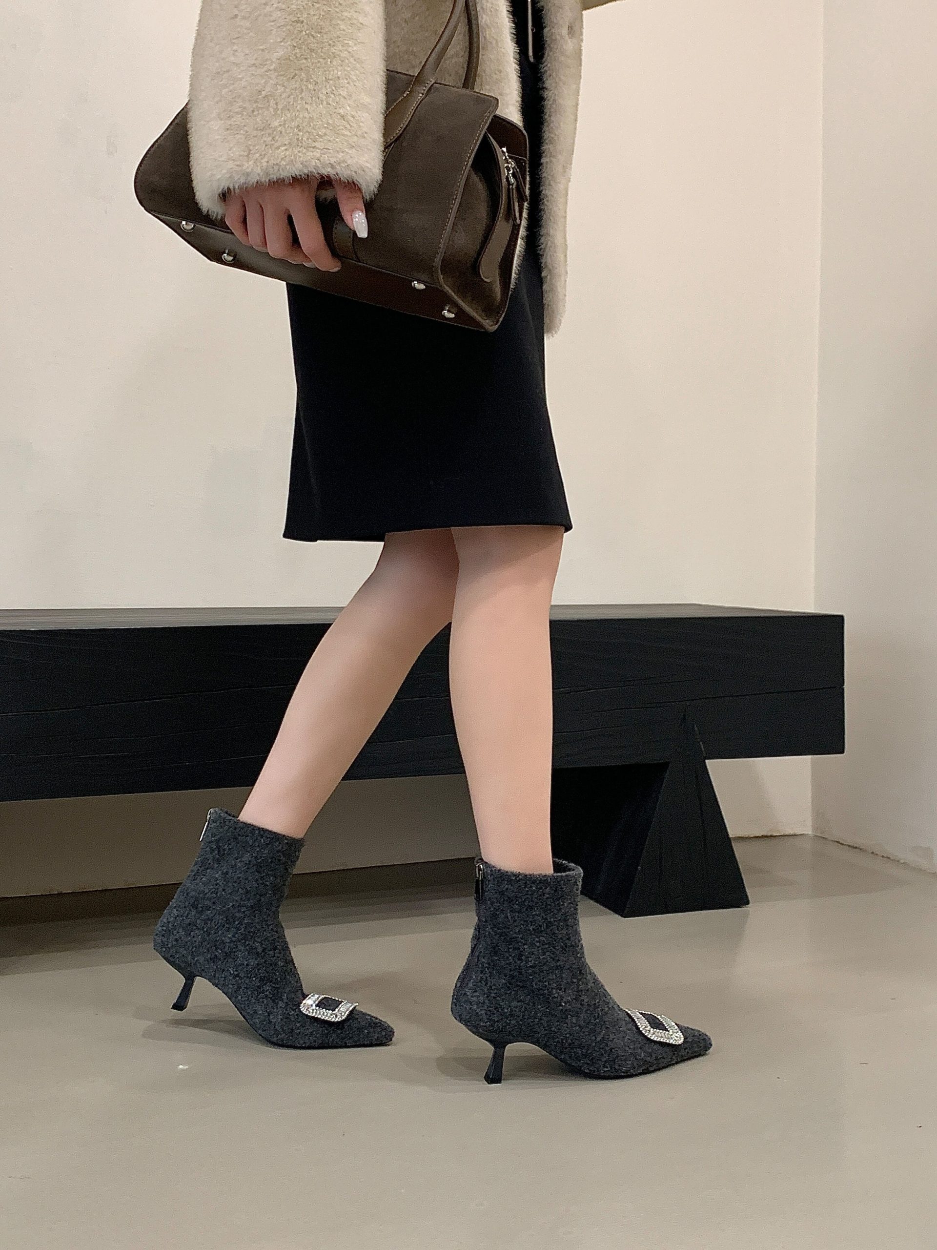 2025 New Winter Pointed Toe French Vintage Slim Boots Women's High Heel Plush Warm Fashion Versatile Ankle Boots - Image 2