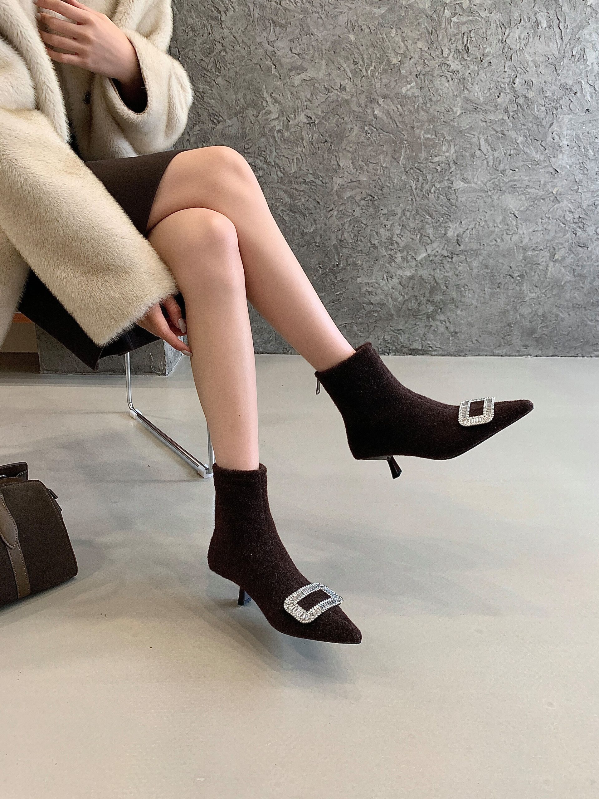 2025 New Winter Pointed Toe French Vintage Slim Boots Women's High Heel Plush Warm Fashion Versatile Ankle Boots - Image 4