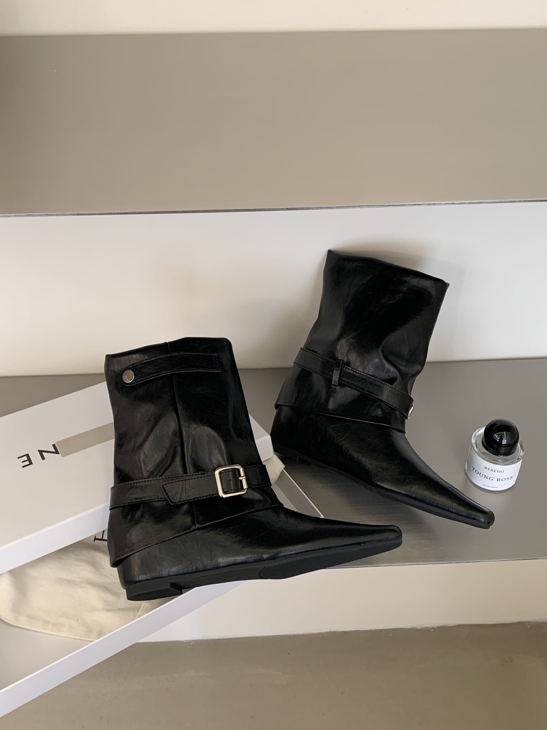 2026 New Autumn Square Toe French Retro Short Boots Button Fashion Comfort Inner Height Slim Boots - Image 4