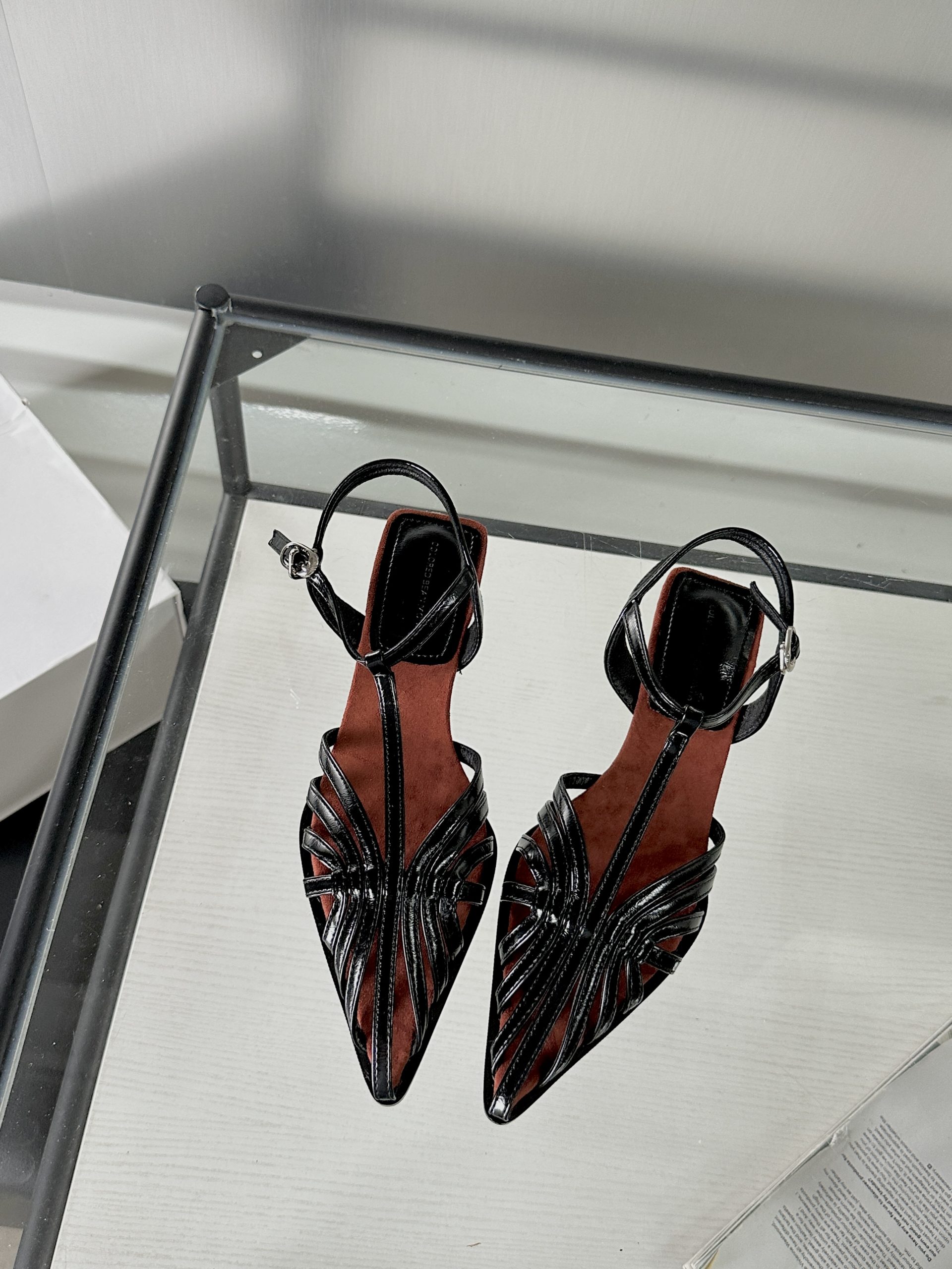 2024 New Summer Flat Hollow Pointed Toe Evening Shoes Women's Beach Design Covered Toe Slippers
