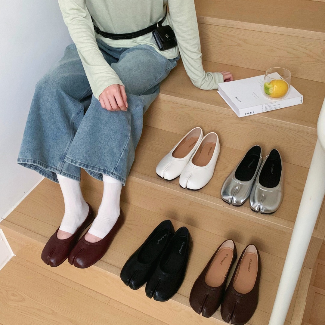 2026 New Split Toe Ballet Flats Women's Retro Wrinkled Low Heel Shoes