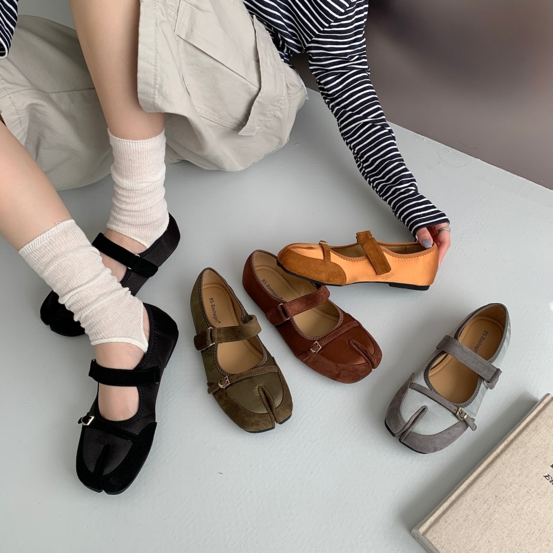 French Retro Mary Jane Shoes with Magic Tape and Split Toe for Women 2026 Early Autumn New Flat Low Top Pig Hoof Shoes