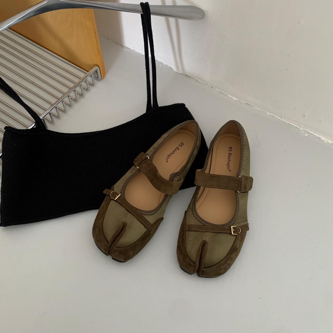 French Retro Mary Jane Shoes with Magic Tape and Split Toe for Women 2026 Early Autumn New Flat Low Top Pig Hoof Shoes - Image 2