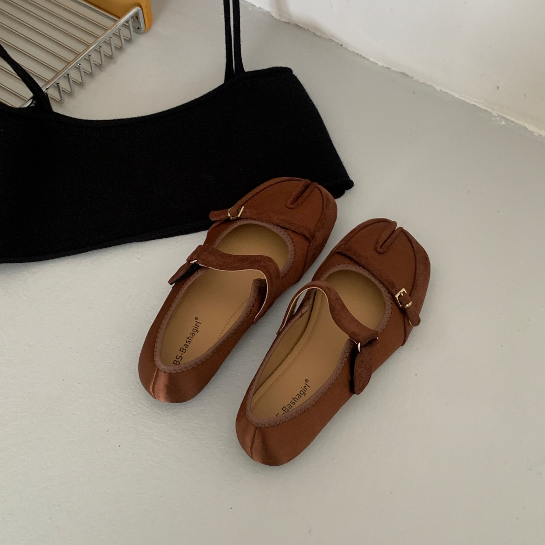 French Retro Mary Jane Shoes with Magic Tape and Split Toe for Women 2026 Early Autumn New Flat Low Top Pig Hoof Shoes - Image 3