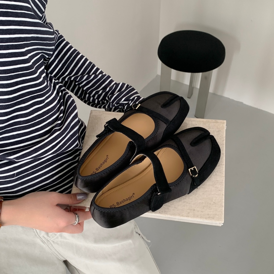 French Retro Mary Jane Shoes with Magic Tape and Split Toe for Women 2026 Early Autumn New Flat Low Top Pig Hoof Shoes - Image 4